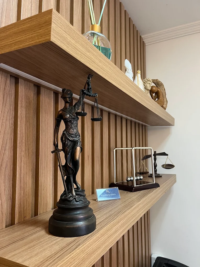 Estátua da Justiça na estante do escritório