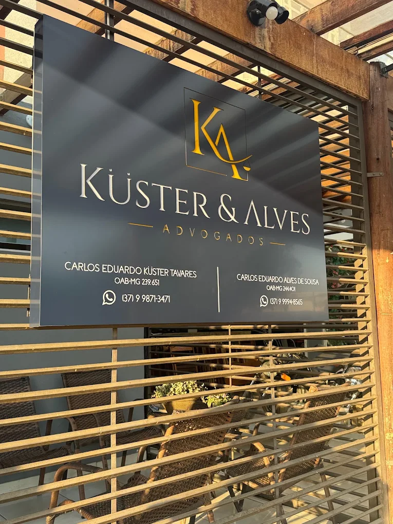 Placa do escritório Küster & Alves Advogados na fachada